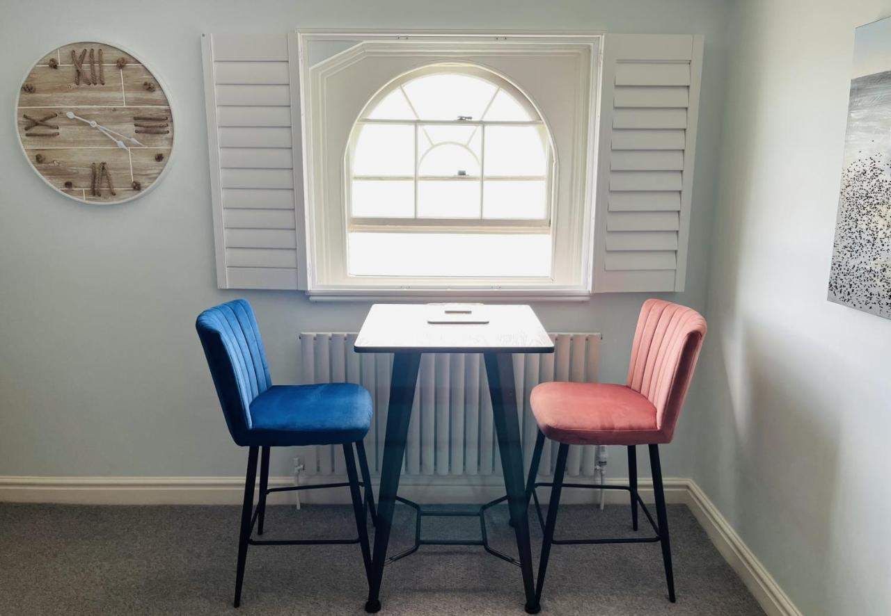 Beautiful Beachfront Retreat With A Stunning Sea View For The Ultimate Escape Away From The Busy World Below Herne Bay Exterior foto